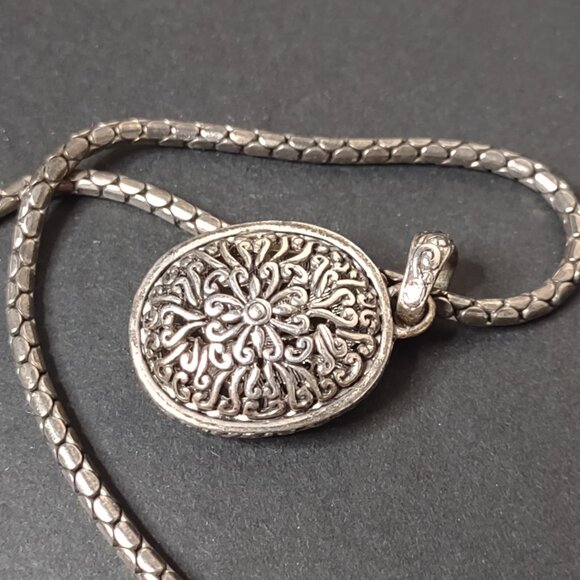 20 Inch Silver Tone Pretty Oval Shaped Pendant Necklace - Picture 3 of 11